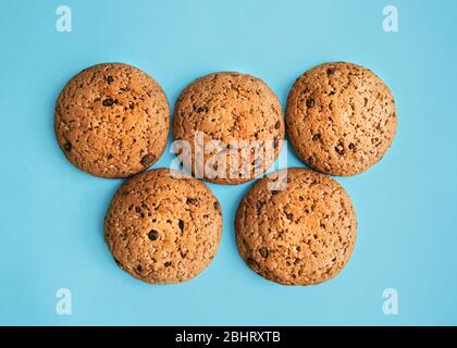 Biscuits faits maison au gruau Top View photo biscuits au gruau avec chips de chocolat sur fond bleu en lumière du jour Banque D'Images