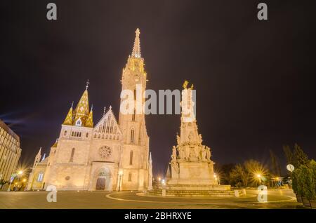 BUDAPEST, HONGRIE - 23 FÉVRIER 2016 : vue nocturne de l'église Matthias et de la statue de la Sainte Trinité à Budapest, Hongrie. Image HDR. Banque D'Images