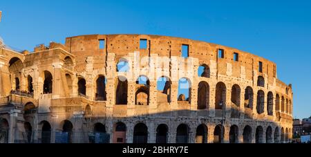 Image du Colisée de Rome, le soleil se couche dans l'après-midi de décembre.