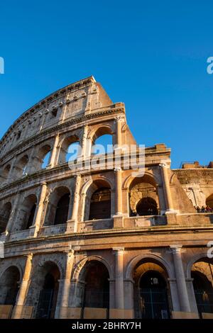 Image du Colisée de Rome, le soleil se couche dans l'après-midi de décembre.