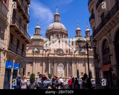 Basílica de Nuestra Señora del Pilar desde la Calle Alfonso I. Zaragoza. Aragón. España Banque D'Images