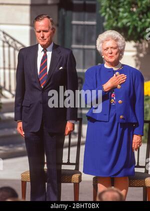 WASHINGTON, DC, USA, 18 OCTOBRE 1991: Le président George Bush et la première dame Barbara Bush, lors de l'assermentation du juge de la Cour suprême Clarence Thomas à la Maison Blanche. Banque D'Images