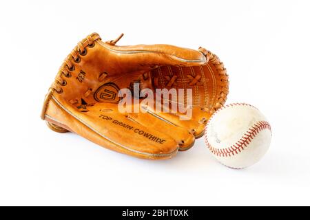 Gant et ballon de baseball isolés sur un fond blanc Banque D'Images