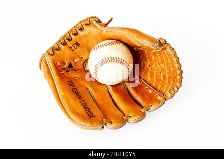 Gant et ballon de baseball isolés sur un fond blanc Banque D'Images