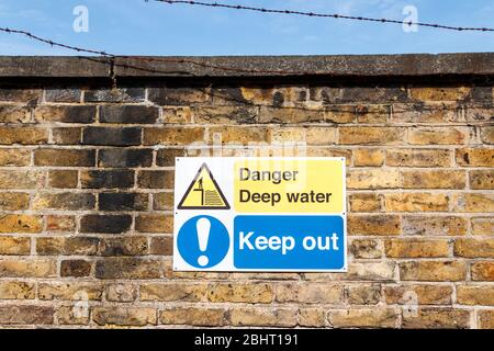Un panneau d'avertissement « danger Deep Water: Keep Out » sur le mur périphérique d'un réservoir souterrain couvert à Haringey, Londres, Royaume-Uni Banque D'Images