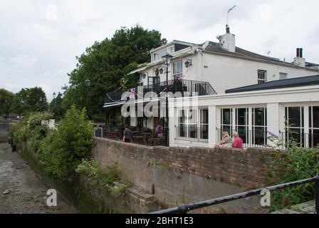 Pub public House Terrace Riverside The Old Ship, 25 Upper Mall, Hammersmith, Londres W6 9TD Banque D'Images