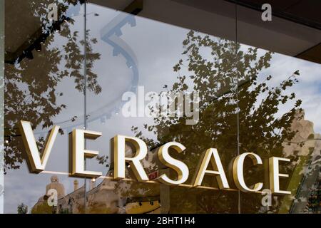 Vue rapprochée de la signalisation des magasins du célèbre magasin de luxe de la marque italienne de mode dans la rue intitulée 'Passeig de Gracia' à Barcelone. C'est un jour d'été. Banque D'Images