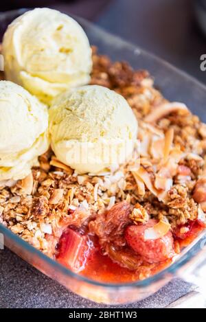 Crumble de rhubarbe et de fraise Banque D'Images