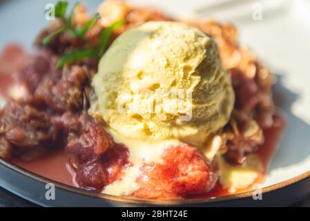 Crumble de rhubarbe et de fraise Banque D'Images