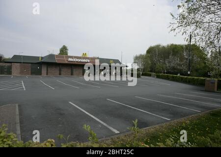 Restaurant et drive-in McDonalds fermés avec parking vide, Kingswood Retail Park, Hull, COVID-19 pandémie de coronavirus Banque D'Images