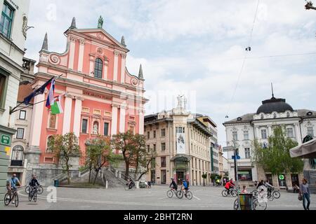 Ljubljana, Slovénie. 27 avril 2020. Les gens font du vélo sur la place Preseren au milieu de la crise du coronavirus. Après plus d'un mois de maintien et de quarantaine à l'échelle nationale en raison de la pandémie de coronavirus à Ljubljana, la capitale de la Slovénie, revient lentement dans les rues de la ville, bien que plusieurs restrictions restent. Crédit: SOPA Images Limited/Alay Live News Banque D'Images