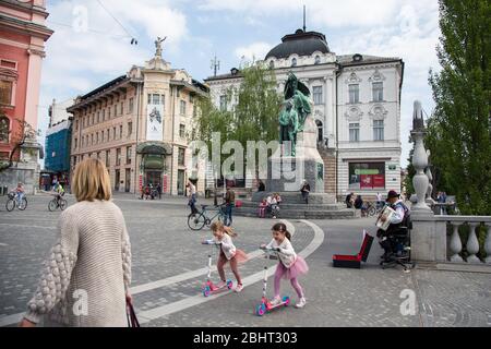 Ljubljana, Slovénie. 27 avril 2020. Les gens sont assis sur la place Preseren pendant la crise du coronavirus. Après plus d'un mois de maintien et de quarantaine à l'échelle nationale en raison de la pandémie de coronavirus à Ljubljana, la capitale de la Slovénie, revient lentement dans les rues de la ville, bien que plusieurs restrictions restent. Crédit: SOPA Images Limited/Alay Live News Banque D'Images