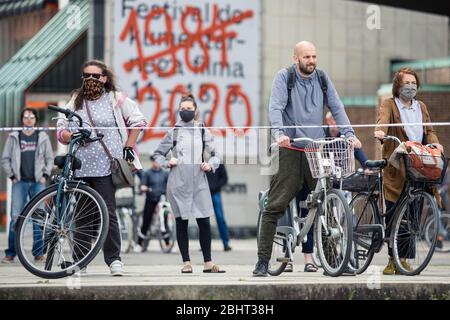 Ljubljana, Slovénie. 27 avril 2020. Les manifestants se rassemblent dans le bâtiment du parlement pendant la manifestation. Environ cinq cents personnes ont protesté devant le Parlement slovène contre le gouvernement et sa corruption présumée dans le cadre des mesures et restrictions relatives au coronavirus. Crédit: SOPA Images Limited/Alay Live News Banque D'Images