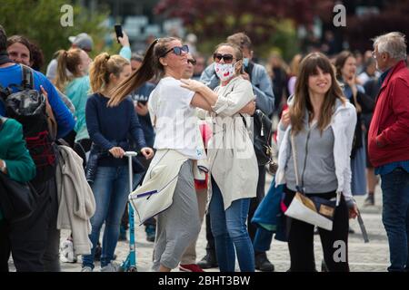 Ljubljana, Slovénie. 27 avril 2020. Les manifestants dansent lors de la manifestation. Environ cinq cents personnes ont protesté devant le Parlement slovène contre le gouvernement et sa corruption présumée dans le cadre des mesures et restrictions relatives au coronavirus. Crédit: SOPA Images Limited/Alay Live News Banque D'Images