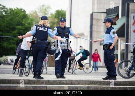 Ljubljana, Slovénie. 27 avril 2020. La police a été mise en place devant la place de la République avant la manifestation anti-gouvernementale. Environ cinq cents personnes ont protesté devant le Parlement slovène contre le gouvernement et sa corruption présumée dans le cadre des mesures et restrictions relatives au coronavirus. Crédit: SOPA Images Limited/Alay Live News Banque D'Images