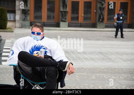 Ljubljana, Slovénie. 27 avril 2020. Un manifestant portant un masque de protection se trouve devant le parlement slovène pendant la manifestation. Environ cinq cents personnes ont protesté devant le Parlement slovène contre le gouvernement et sa corruption présumée dans le cadre des mesures et restrictions relatives au coronavirus. Crédit: SOPA Images Limited/Alay Live News Banque D'Images