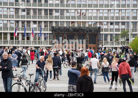 Ljubljana, Slovénie. 27 avril 2020. Les manifestants se rassemblent dans le bâtiment du parlement pendant la manifestation. Environ cinq cents personnes ont protesté devant le Parlement slovène contre le gouvernement et sa corruption présumée dans le cadre des mesures et restrictions relatives au coronavirus. Crédit: SOPA Images Limited/Alay Live News Banque D'Images