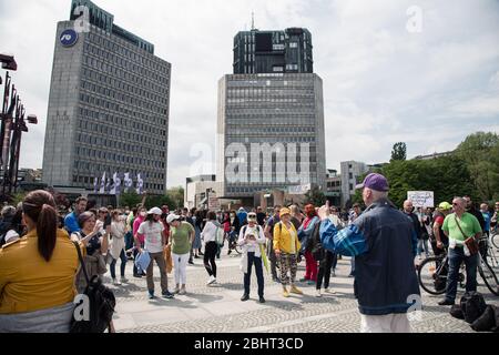 Ljubljana, Slovénie. 27 avril 2020. Les manifestants se rassemblent dans le bâtiment du parlement pendant la manifestation. Environ cinq cents personnes ont protesté devant le Parlement slovène contre le gouvernement et sa corruption présumée dans le cadre des mesures et restrictions relatives au coronavirus. Crédit: SOPA Images Limited/Alay Live News Banque D'Images