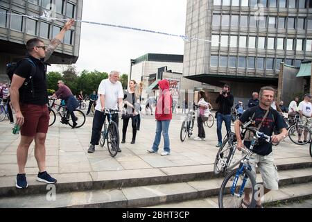 Ljubljana, Slovénie. 27 avril 2020. Les manifestants se rassemblent dans le bâtiment du parlement pendant la manifestation. Environ cinq cents personnes ont protesté devant le Parlement slovène contre le gouvernement et sa corruption présumée dans le cadre des mesures et restrictions relatives au coronavirus. Crédit: SOPA Images Limited/Alay Live News Banque D'Images