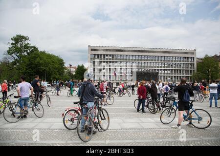 Ljubljana, Slovénie. 27 avril 2020. Les manifestants se rassemblent dans le bâtiment du parlement pendant la manifestation. Environ cinq cents personnes ont protesté devant le Parlement slovène contre le gouvernement et sa corruption présumée dans le cadre des mesures et restrictions relatives au coronavirus. Crédit: SOPA Images Limited/Alay Live News Banque D'Images