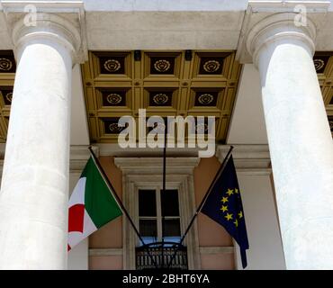 Agitant les drapeaux italiens et européens. Siège de la Chambre de commerce, d'industrie, d'artisanat et d'agriculture Venezia Giulia. Bâtiment néoclassique Trieste, Italie Banque D'Images