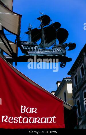 Restaurant dans une ruelle à Venise. Bar restaurant signe Venise, Vénétie, Italie, Europe Banque D'Images