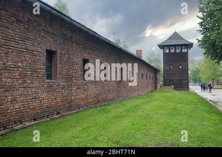 Poste de garde au milieu du camp de concentration d'Auschwitz Banque D'Images