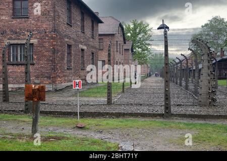 Bâtiments du camp de concentration Auschwitz entouré de bij barbwire Banque D'Images