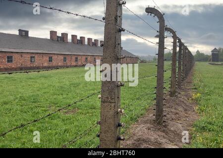 Bâtiments du camp de concentration Auschwitz entouré de bij barbwire Banque D'Images