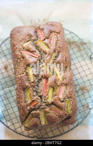 Rhubarbe, framboise et pain de noix de coco Banque D'Images