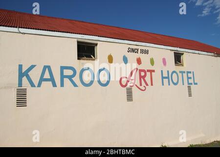 Façade de l'hôtel Karoo Art et paysage environnant, à Barrydale, en Afrique du Sud. Dans le Karoo, une région naturelle semi-désertique. Situé sur la route 62. Banque D'Images