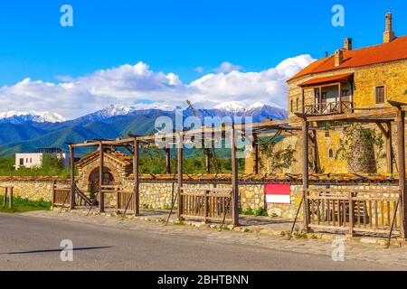 Vue panoramique d'Alaverdi monastère orthodoxe en région Kakhetia en Géorgie près de montagnes du Caucase Banque D'Images