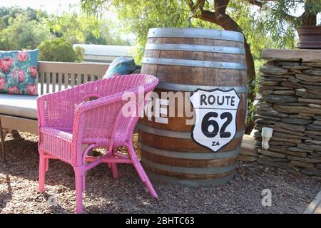 Le canon avec la Sing „route 62“ et la chaise rose à Barrydale, située sur la route 62, dans le Karoo. Province du Cap occidental, Afrique du Sud, Afrique. Banque D'Images