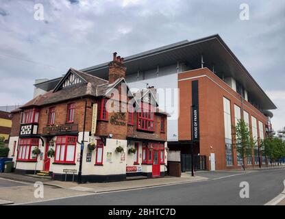HIGH WYCOMBE, Buckinghamshire 27.04.2020. La maison publique Rose & Crown a fermé ses portes lors de la pandémie COVID-19, comme le conseil du gouvernement britannique pour maintenir les distances sociales et réduire le temps en dehors de High Wycombe le 27 avril 2020. Crédit: Images Prime Media / Alay Live News Banque D'Images