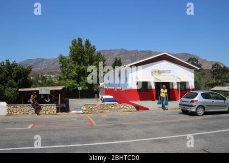 Rue de la ville et magasin de vins et spiritueux à Barrydale, situé sur la route 62, dans le Karoo. Province du Cap occidental, Afrique du Sud, Afrique. Banque D'Images