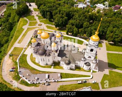 Vue aérienne de la cathédrale de l'Assomption à Vladimir - monument remarquable de l'architecture en pierre blanche de la Russie médiévale Banque D'Images