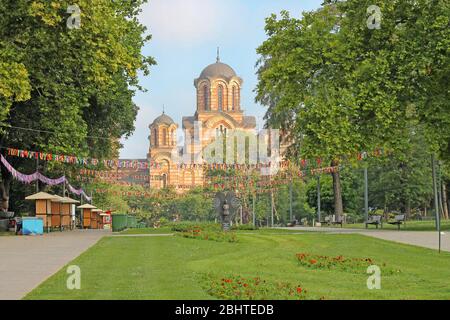 Vue sur l'église Saint-Marc depuis le parc de Tasmajdan. Belgrade, Serbie. Banque D'Images