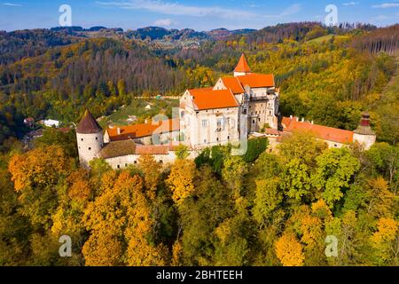 Vue panoramique aérienne du château médiéval historique de Pernstejn, République tchèque Banque D'Images