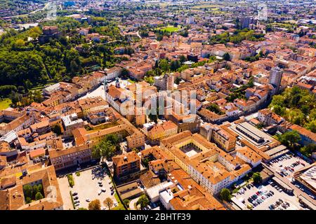 Vue aérienne de la ville de Gorizia, surplombant l'ancienne forteresse sur haut sur la colline dans la ville ensoleillée journée d'automne, Italie Banque D'Images