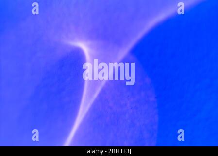 Abstrait flou brillant magnifique arrière-plan pailleté. Fond bleu. Lumière sur le mur. Ombre. Banque D'Images