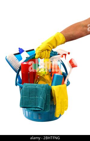 Prise verticale d'une main avec gants jaunes tenant un panier en plastique bleu rond de produits de nettoyage isolés sur blanc. Banque D'Images