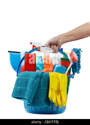 Photo verticale d'une main femelle tenant un panier en plastique bleu rond de produits de nettoyage. Fond blanc. Banque D'Images