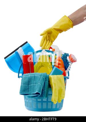 Photo verticale d'une main avec gants jaunes pour un panier en plastique bleu rond rempli de fournitures de nettoyage. Fond blanc. Banque D'Images