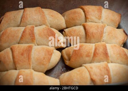 Pâte maison. Le rugelach avec du bourrage dans un conteneur à herbe. Cookie de vacances maison. Bagels. Croissants. Banque D'Images