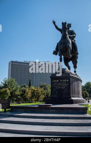 Statue d'Amir Temur devant l'hôtel Ouzbékistan, Tachkent, Ouzbékistan Banque D'Images