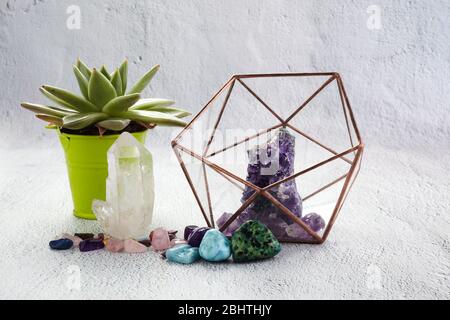 Pierres précieuses minéraux et plantes à la maison pour la relaxation et la méditation. Cristaux de roche magique. Décoration de la maison. Équilibre de la vie. Banque D'Images