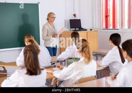 Portrait d'une enseignante enseignant qui donne des conférences aux étudiants en médecine à l'auditorium Banque D'Images