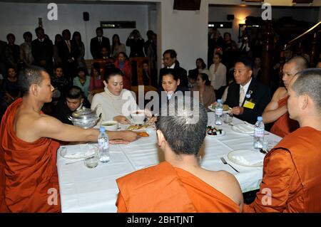 Le Prince Dipangkorn Rasmijoti Sirivibulajakumar ( né le 29 avril 2005 est héritier du trône de Thaïlande . Il est le fils du roi Varijalongkorn , sa mère Srirasmi Suwadee , la troisième femme légale du roi . Dipangkorn est le seul fils reconnu du roi . Le prince a fêté son anniversaire avec sa mère au temple thaïlandais Buddhadipa à Londres le 29/4/2012 . Et rencontrez les enfants de l'école du Temple thaïlandais après la cérémonie privée . L'Ambassadeur précédent et actuel de Thaïlande au Royaume-Uni était également présent à la cérémonie et l'a rejoint avec son maman pour rencontrer les enfants , Banque D'Images