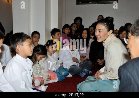 Le Prince Dipangkorn Rasmijoti Sirivibulajakumar ( né le 29 avril 2005 est héritier du trône de Thaïlande . Il est le fils du roi Varijalongkorn , sa mère Srirasmi Suwadee , la troisième femme légale du roi . Dipangkorn est le seul fils reconnu du roi . Le prince a fêté son anniversaire avec sa mère au temple thaïlandais Buddhadipa à Londres le 29/4/2012 . Et rencontrez les enfants de l'école du Temple thaïlandais après la cérémonie privée . L'Ambassadeur précédent et actuel de Thaïlande au Royaume-Uni était également présent à la cérémonie et l'a rejoint avec son maman pour rencontrer les enfants , Banque D'Images