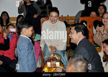 Le Prince Dipangkorn Rasmijoti Sirivibulajakumar ( né le 29 avril 2005 est héritier du trône de Thaïlande . Il est le fils du roi Varijalongkorn , sa mère Srirasmi Suwadee , la troisième femme légale du roi . Dipangkorn est le seul fils reconnu du roi . Le prince a fêté son anniversaire avec sa mère au temple thaïlandais Buddhadipa à Londres le 29/4/2012 . Et rencontrez les enfants de l'école du Temple thaïlandais après la cérémonie privée . L'Ambassadeur précédent et actuel de Thaïlande au Royaume-Uni était également présent à la cérémonie et l'a rejoint avec son maman pour rencontrer les enfants , Banque D'Images